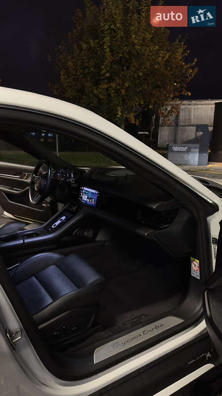 Седан Porsche Taycan 2020 в Ужгороде