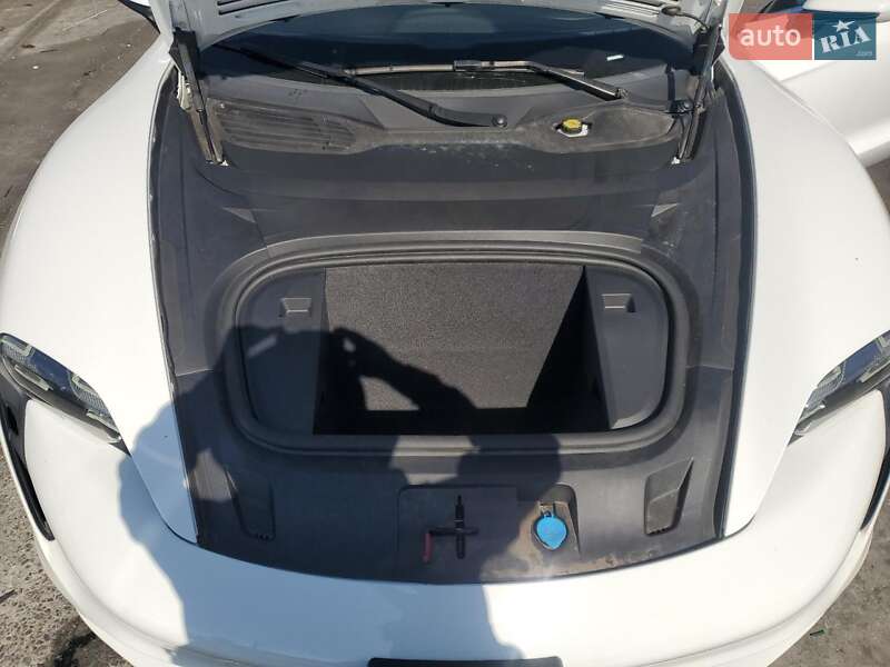 Седан Porsche Taycan 2020 в Киеве