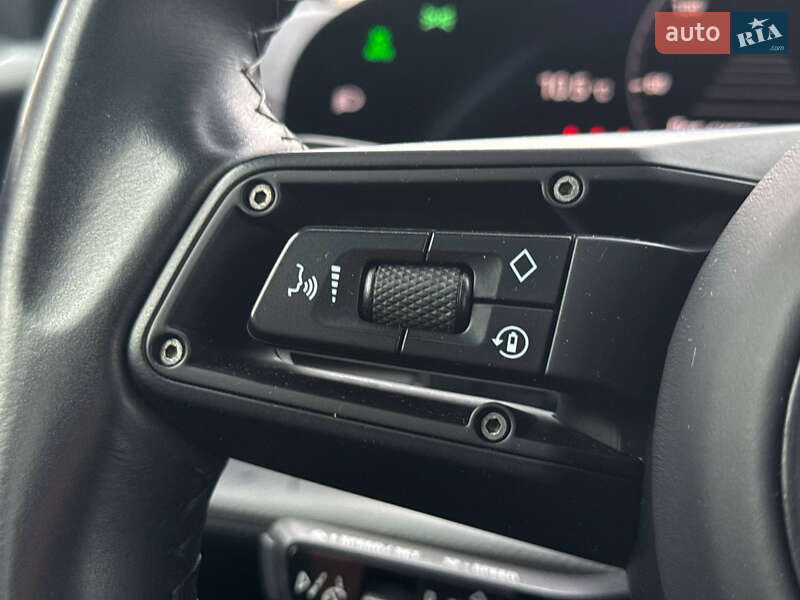 Седан Porsche Taycan 2020 в Києві