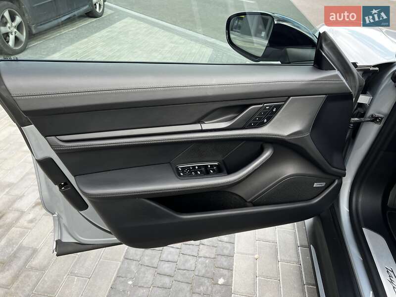 Седан Porsche Taycan 2022 в Киеве