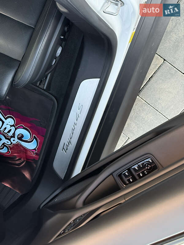 Седан Porsche Taycan 2020 в Луцьку