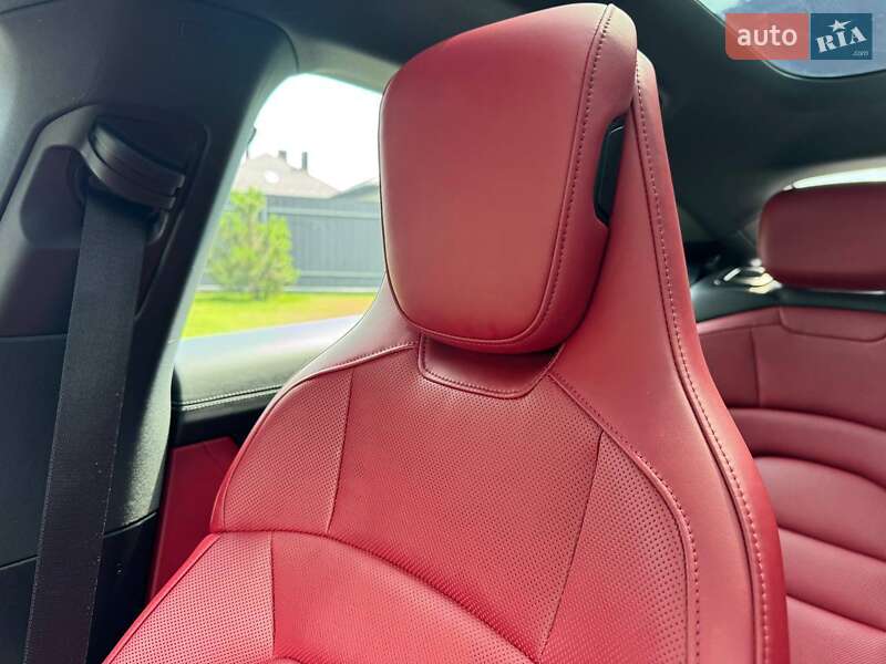 Седан Porsche Taycan 2021 в Луцке