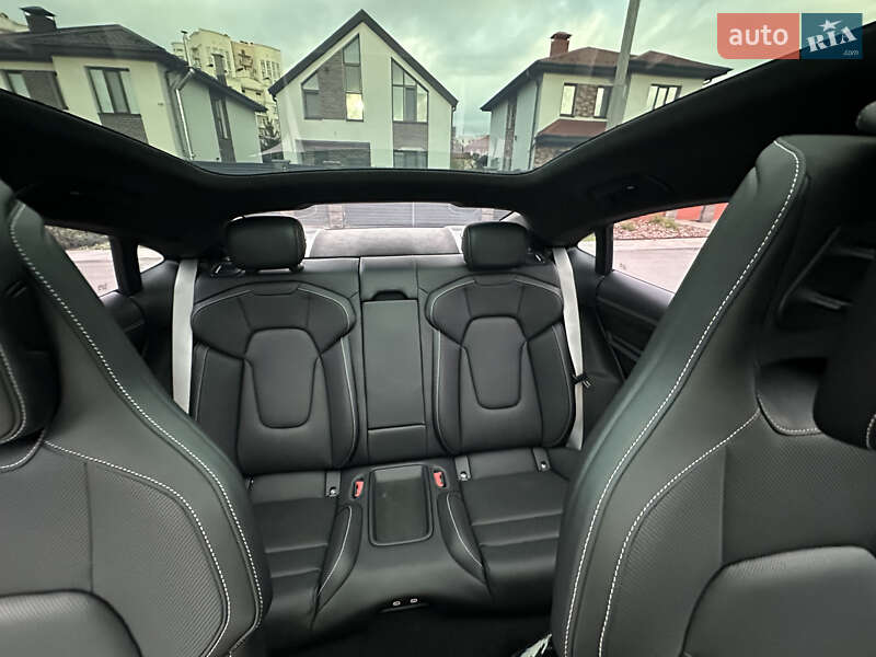 Седан Porsche Taycan 2021 в Киеве