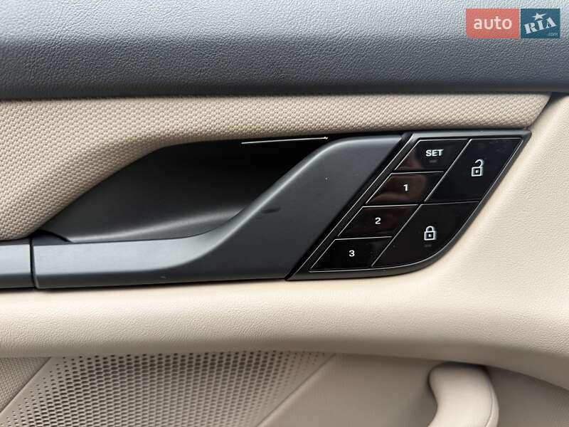 Седан Porsche Taycan 2021 в Ивано-Франковске