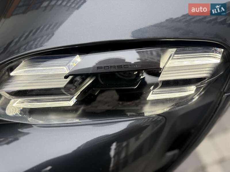 Седан Porsche Taycan 2021 в Ивано-Франковске