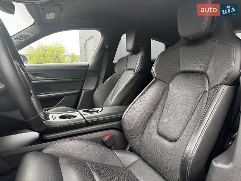 Седан Porsche Taycan 2021 в Киеве