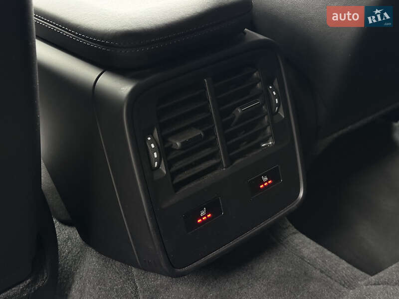 Седан Porsche Taycan 2021 в Киеве