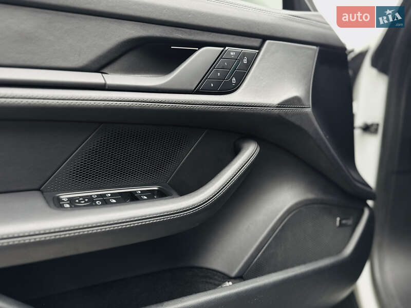 Седан Porsche Taycan 2024 в Киеве