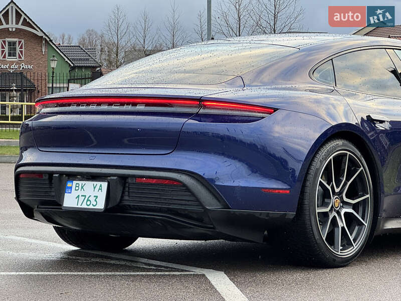 Седан Porsche Taycan 2020 в Киеве