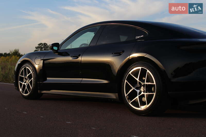 Седан Porsche Taycan 2024 в Киеве