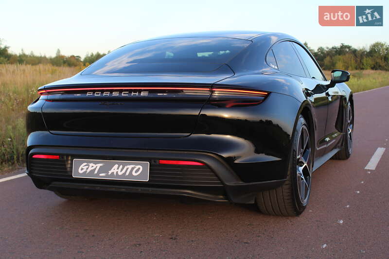 Седан Porsche Taycan 2024 в Киеве