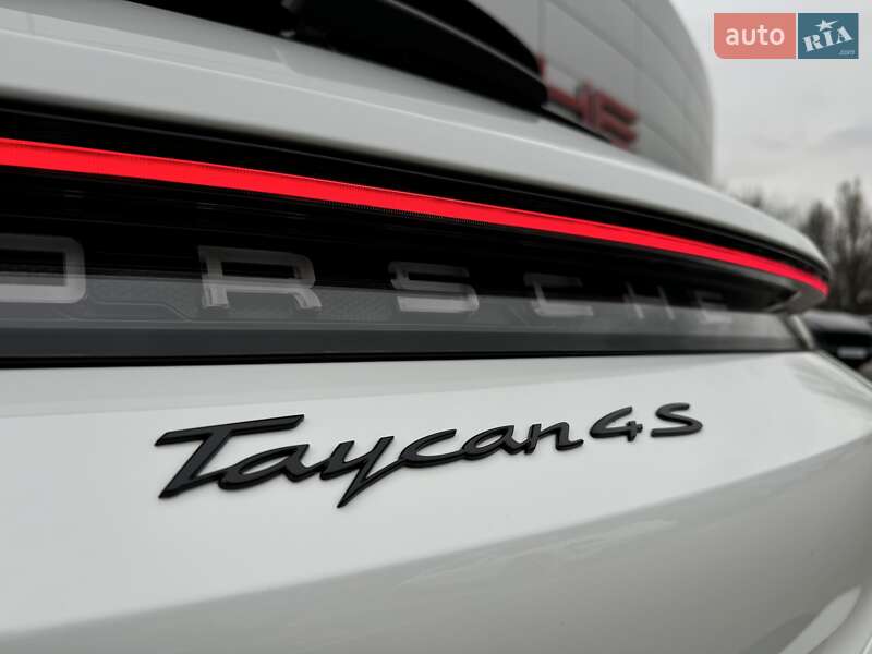 Седан Porsche Taycan 2023 в Дніпрі