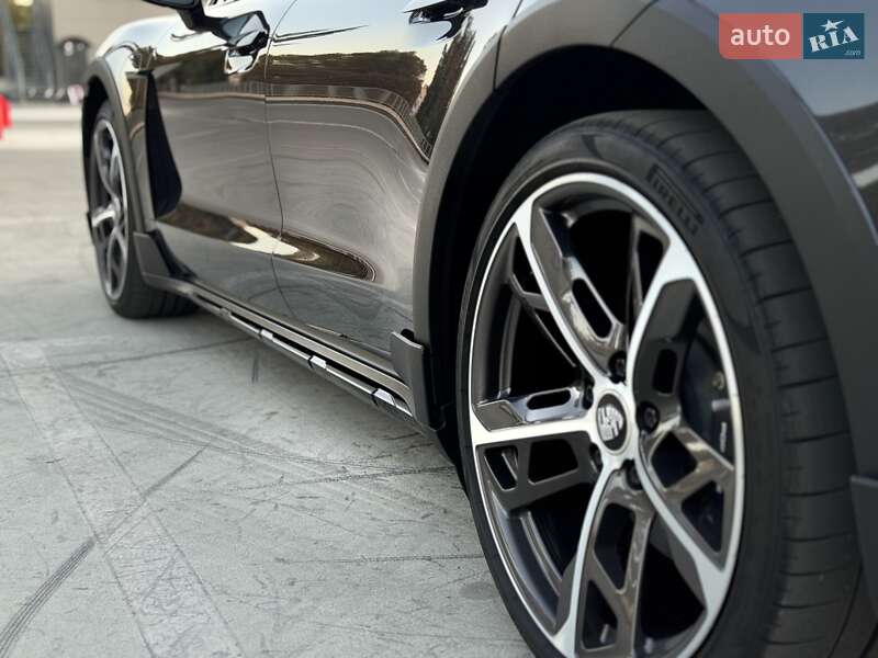 Седан Porsche Taycan 2022 в Києві