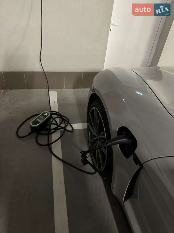 Седан Porsche Taycan 2020 в Киеве