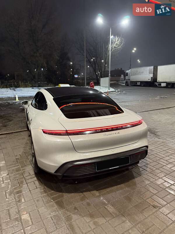 Седан Porsche Taycan 2020 в Киеве