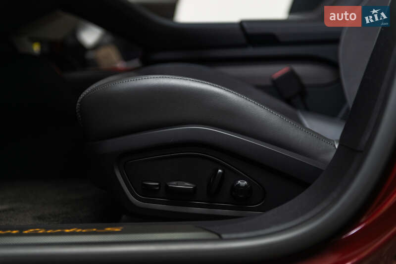 Седан Porsche Taycan 2021 в Мукачево