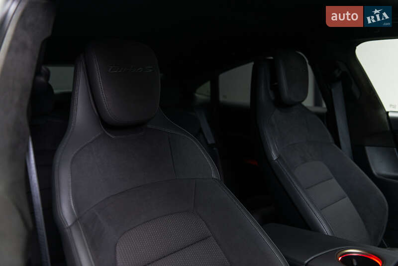 Седан Porsche Taycan 2021 в Мукачево