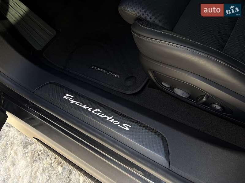 Седан Porsche Taycan 2021 в Киеве