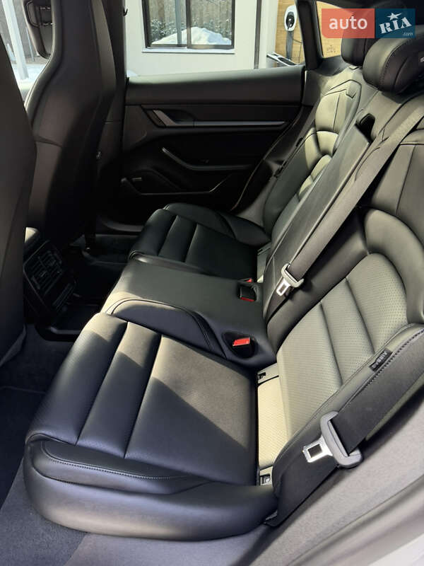 Седан Porsche Taycan 2024 в Львове