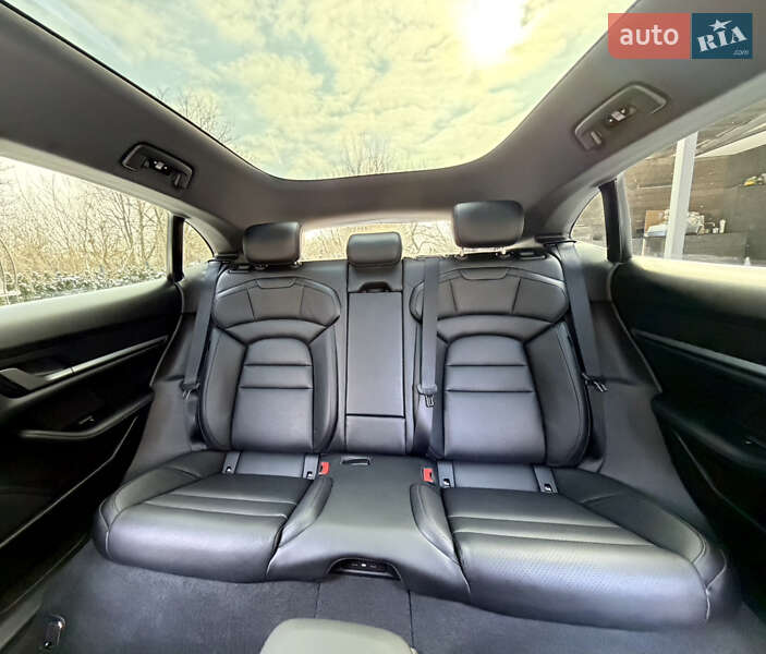 Седан Porsche Taycan 2024 в Львове