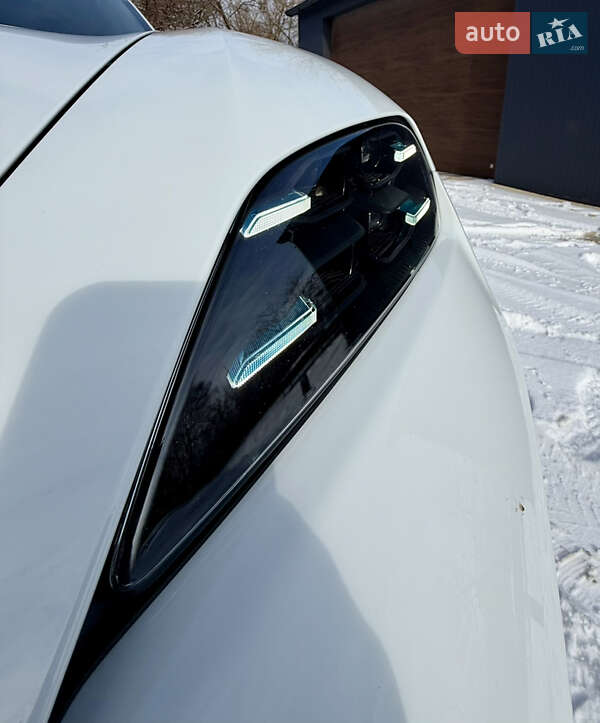 Седан Porsche Taycan 2024 в Львове