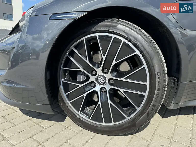 Седан Porsche Taycan 2021 в Львове