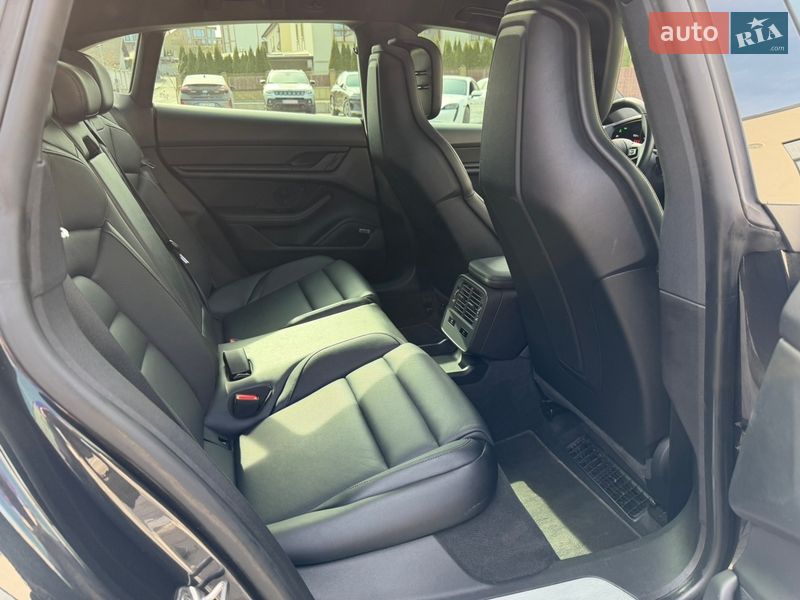 Седан Porsche Taycan 2022 в Ровно