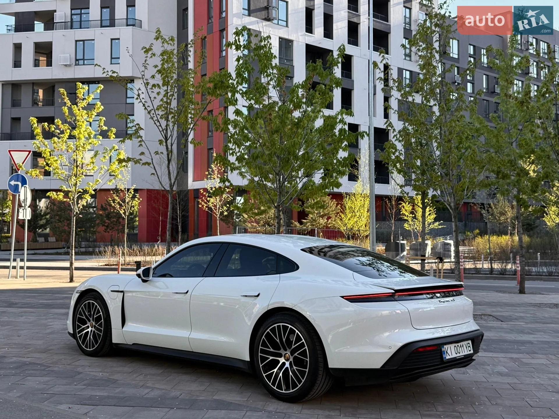 2021 Porsche Taycan - мініатюра 3