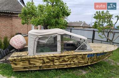 Лодка Прогресс 2М 1985 в Кобеляках Лодка Прогресс 2М 1985 в Кобеляках