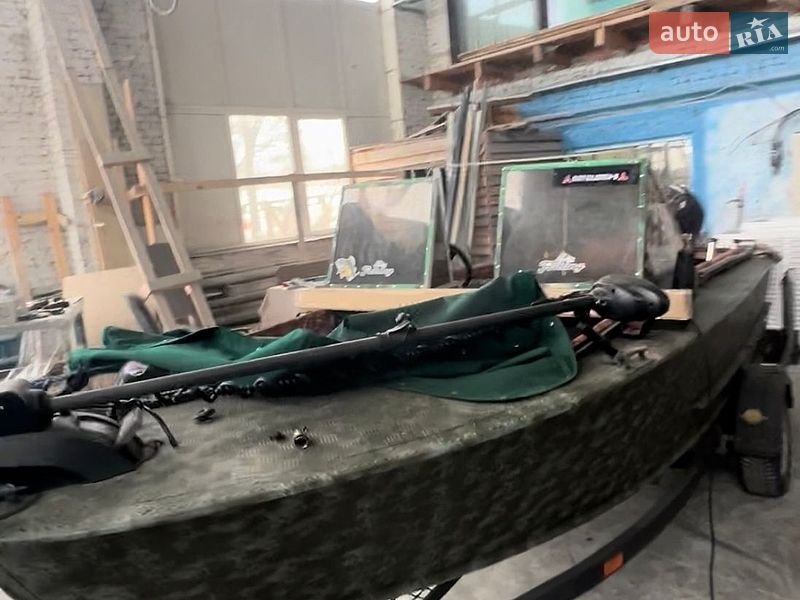 Катер Прогресс 2М 2000 в Киеве