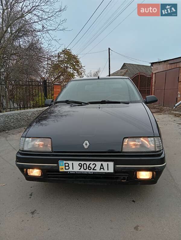 Хэтчбек Renault 19 1991 в Полтаве фото Хэтчбек Renault 19 1991 в Полтаве