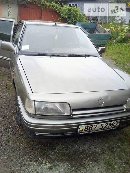 Седан Renault 21 1992 в Косове