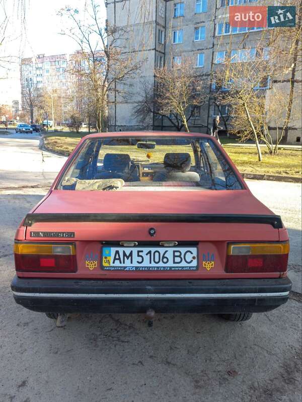 Седан Renault 9 1986 в Вараші