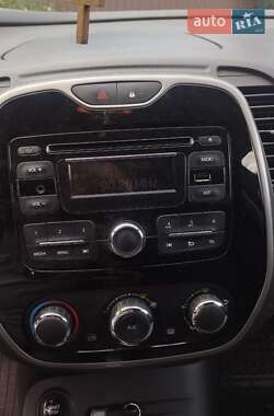 Позашляховик / Кросовер Renault Captur 2016 в 