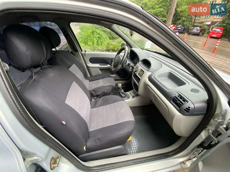 Седан Renault Clio Symbol 2002 в Киеве