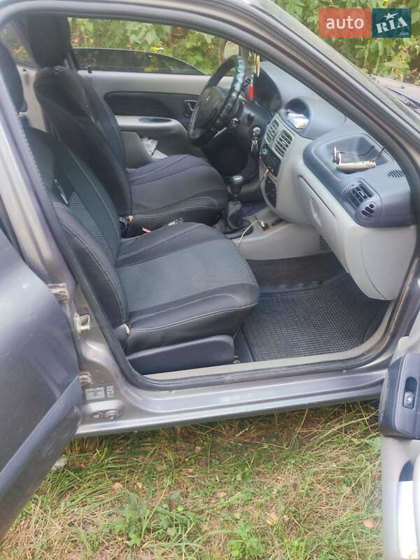 Седан Renault Clio Symbol 2003 в Глухове