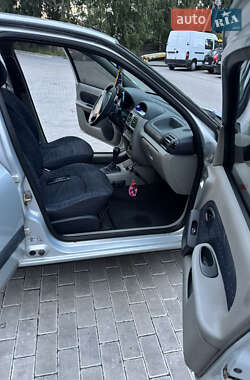 Седан Renault Clio Symbol 2003 в 