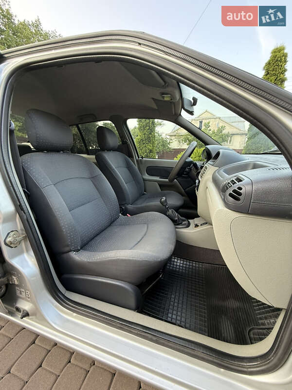 Седан Renault Clio Symbol 2005 в Косове