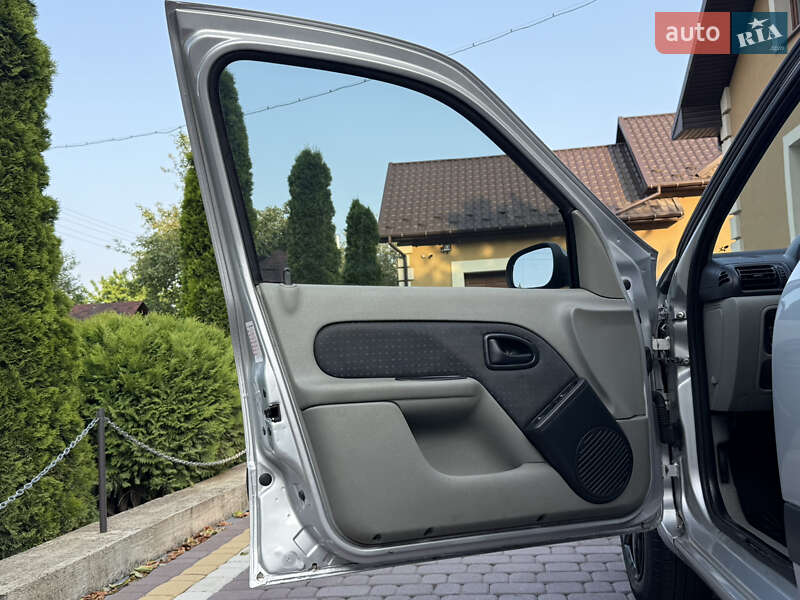 Седан Renault Clio Symbol 2005 в Косове