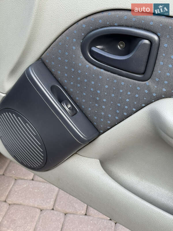 Седан Renault Clio Symbol 2005 в Косове