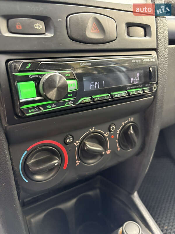 Седан Renault Clio Symbol 2006 в Черновцах