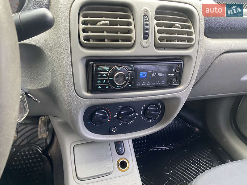 Седан Renault Clio Symbol 2004 в Острозі