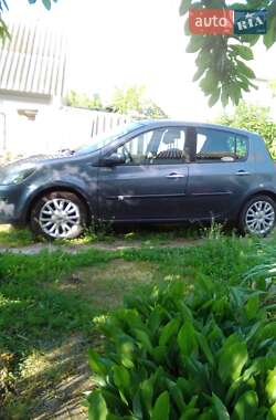 Хэтчбек Renault Clio 2005 в 