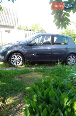 Хэтчбек Renault Clio 2005 в Ватутино