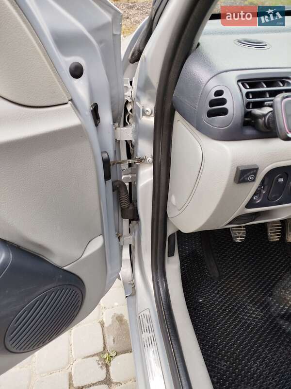 Седан Renault Clio 2006 в Полянице