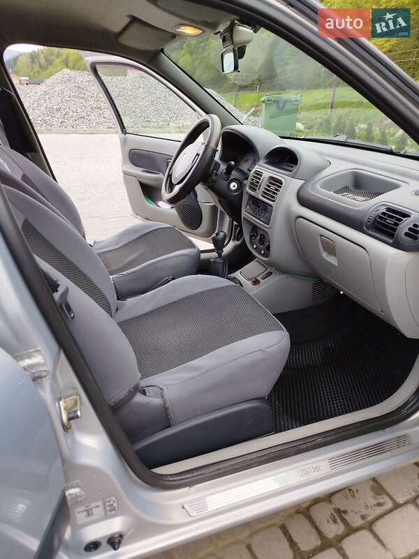 Седан Renault Clio 2006 в Полянице