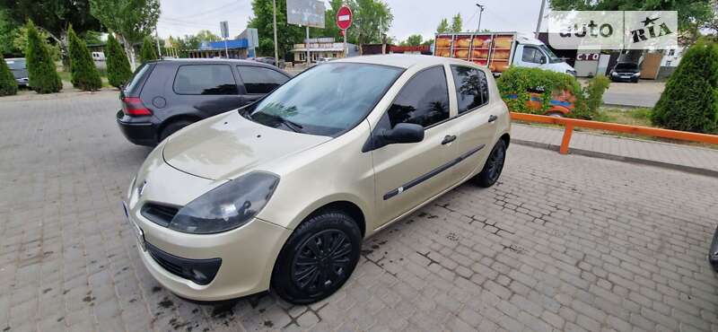 Хэтчбек Renault Clio 2006 в Новомосковске