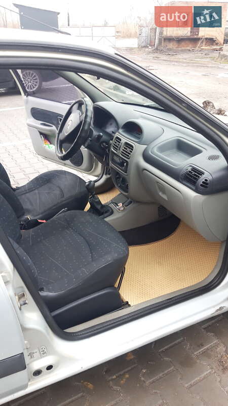 Хэтчбек Renault Clio 2003 в Ильинцах