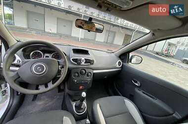 Хэтчбек Renault Clio 2010 в 