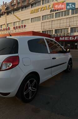 Хэтчбек Renault Clio 2011 в 